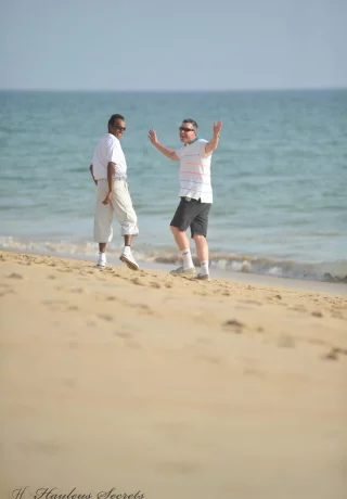 Хейли Мэри Коппин и ее толстая подружка ходят по пляжу топлесс в солнечных очках - 7