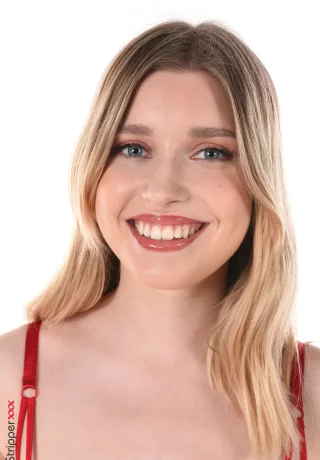 Красивая блондинка Фрейя Майер мастурбирует вибратором в красных чулочках - 3