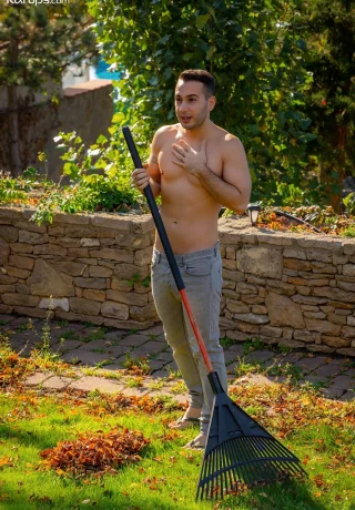 Сладкая рыжеволосая Джинебра Беллуччи соблазняет своего садовника на секс во внутреннем дворике - 3