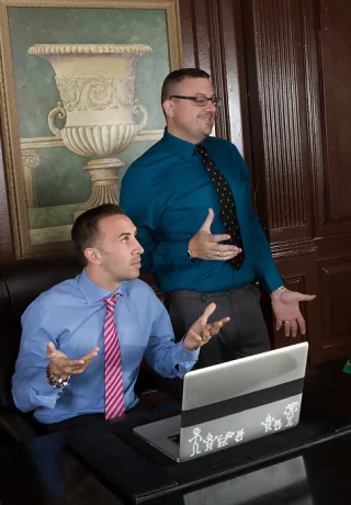 Рыжеволосая секретарша Сири сводит с ума офисных парней своими дынями и навыками - 1