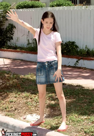 Темноволосая любительница насаживает свою тугую киску на большой член после минета - 1