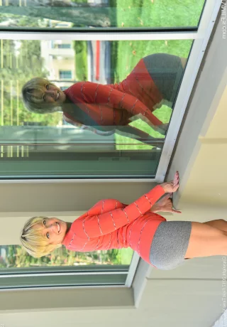 Пожилая милфа с короткой стрижкой показывает свою пизду и задницу, прежде чем обнажить свои сиськи - 5