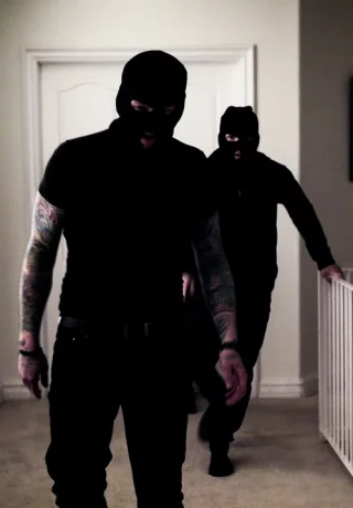 Грязная блондинка Лена Пол осталась со спермой на лице после того, как ее трахнули захватчики - 1