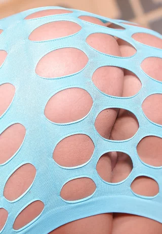 Длинноногая красотка Амира Адара демонстрирует большую белую задницу на высоких каблуках - 5