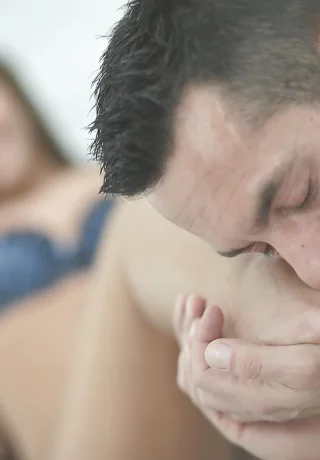 Возбужденный парень с фут-фетишем трахает прелестную европейскую молоденькую Амиру Адару - 1