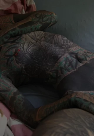 Сильно татуированная девушка Anuskatzz засовывает палец в свою обнаженную киску - 12