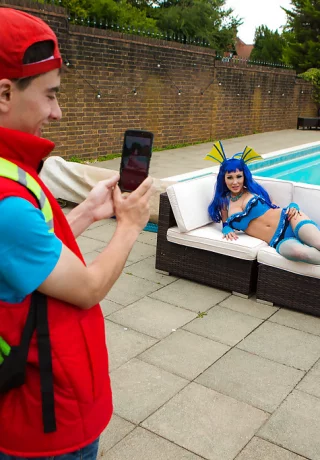 Европейские порнозвезды в костюмах для косплея занимаются оральным сексом с огромным членом на открытом воздухе - 5