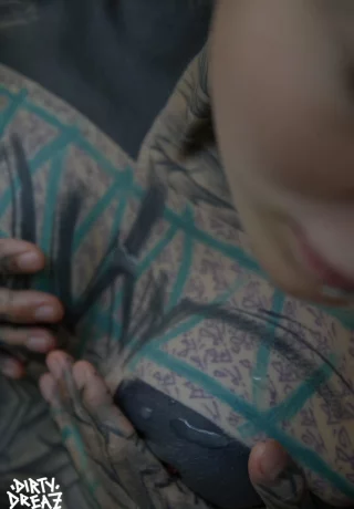 Сильно татуированная девушка Anuskatzz засовывает палец в свою обнаженную киску - 4