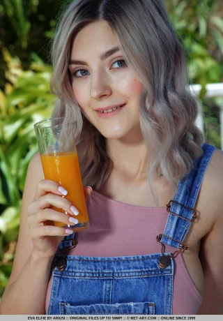 Симпатичная молоденькая Ева Элфи снимает свои босоножки, чтобы полностью раздеться во внутреннем дворике - 3