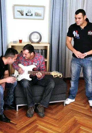 Белокурая шлюха получает двойной трах во время секса сразу с тремя мужчинами - 2