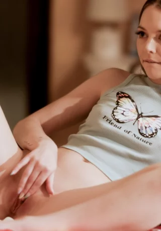 Блондинка средних лет занимается лесбийским сексом втроем с парой молоденьких девушек - 10