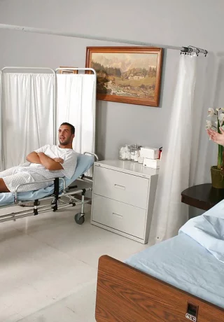 Симпатичная грудастая рыжеволосая милфа Софи Ди трахается у врача - 2