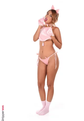 Симпатичная молоденькая латиноамериканка Агата Вега также вставляет секс-игрушку в свою киску и жопу - 3