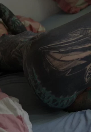 Сильно татуированная девушка Anuskatzz засовывает палец в свою обнаженную киску - 13