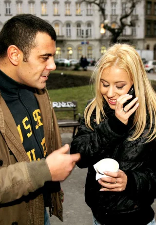 Белокурая шлюха получает двойной трах во время секса сразу с тремя мужчинами - 1