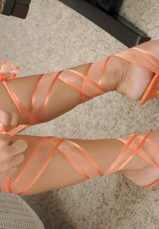 Супер грудастая мамаша Эмбер Линн Бах встает на колени, чтобы показать свои большие сиськи - 2