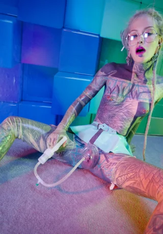 Татуированная уродка Anuskatzz мастурбирует игрушками на консольных каблуках - 1