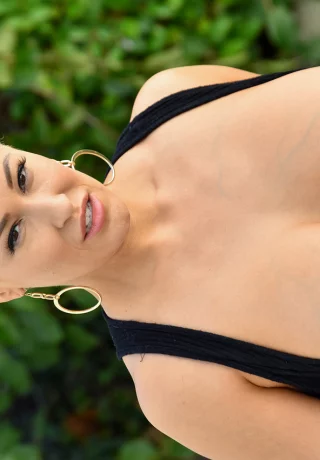 Коротко стриженная женщина мелькает на публике, прежде чем позировать обнаженной в помещении - 7