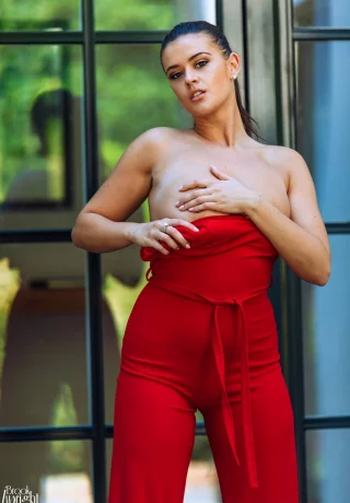 Британская красавица Брук Райт (Brook Wright) обнажает свои большие сиськи из-под красного брючного костюма - 5