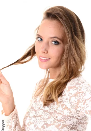 Сольная девушка Катя Кловер сжимает свои упругие сиськи после завершения стриптиза - 2