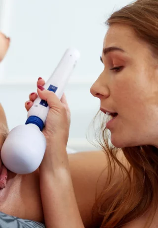 Молодые лесбиянки Агата Вега и Алексис Кристал используют секс-игрушку во время секса - 12