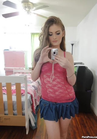 Потрясающая молоденькая Фэй Риган позирует обнаженной на камеру в превосходных режимах - 1