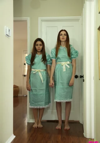 Молодые рыжеволосые горничные Майя Кендрик и Ванна Бардо трахают путешественника втроем - 1