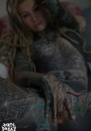 Сильно татуированная девушка Anuskatzz засовывает палец в свою обнаженную киску - 16