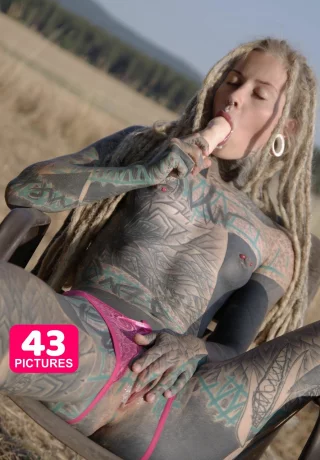 Полностью татуированная девушка Anuskatzz сосет фаллоимитатор, трогая свою киску - 16