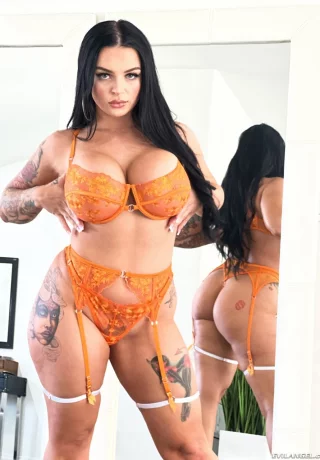 Молоденькая брюнетка Пейтон Пресли (Payton Preslee) качает своими формами перед сексом от первого лица с большим членом - 1