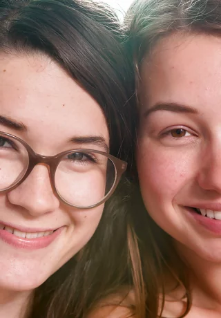 Натуральные лесбиянки Эмилия и Софи раздевают друг друга во время секса на кровати - 16