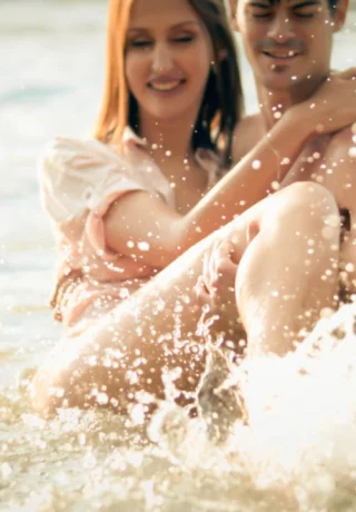 Симпатичная девушка Джессика Найт и ее друг-мужчина резвятся в воде перед трахом - 1