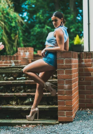 Британская модель Брук Райт раздевается до высоких каблуков во время съемки на открытом воздухе - 2