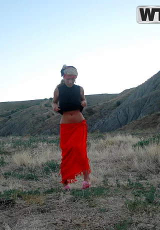 Симпатичная девушка Даша обнажает свое нижнее белье под юбкой во время морского действа - 7