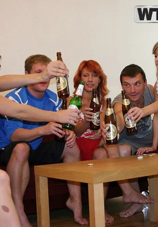 Пьяные студенты колледжа удовлетворяют разбушевавшиеся гормоны жестким групповым сексом - 1