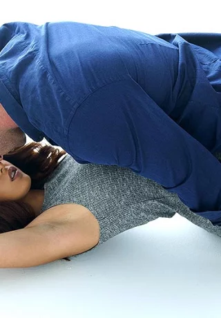 Горячая брюнетка Джинебра Беллуччи соблазняет мужчину в коротком платье и на каблуках - 2