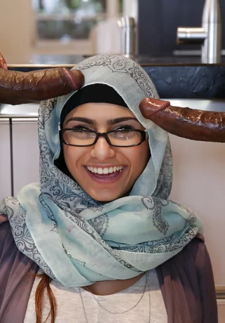 Ботаничка с большими сиськами Миа Халифа трахается втроем с двумя членами - 6