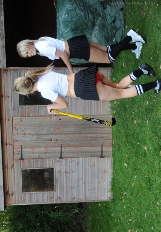 Школьницы находят в сарае журнал для девочек и подражают обнаженным моделям - 1