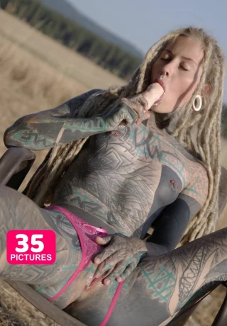 Полностью татуированная девушка Anuskatzz сосет фаллоимитатор, трогая свою киску - 1