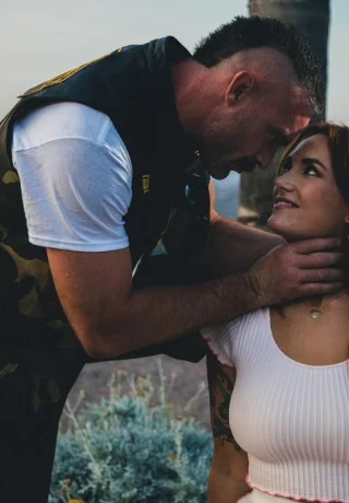 Сексуальная девушка Сири Даль обнажает свои красивые сиськи и сочную попку, раздеваясь - 9