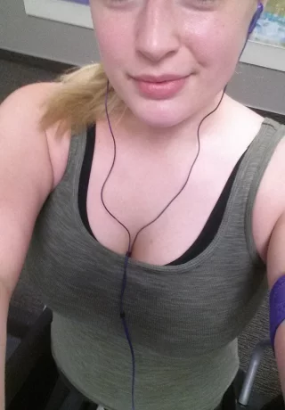 Любительская модель Даниэль Фтв (Danielle Ftv) делает селфи в обнаженном виде в самых разных нарядах - 13