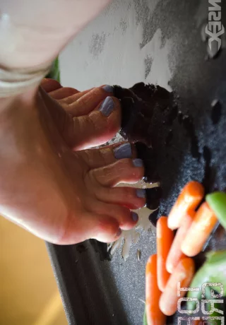 Белокурая рабыня, привязанная к столбу для грубых анальных игр своей госпожой-лесбиянкой - 9