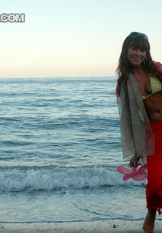 Симпатичная девушка Даша обнажает свое нижнее белье под юбкой во время морского действа - 2