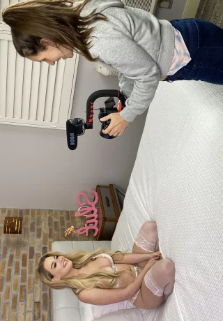 Грудастая блондинка занимается сексом на кровати, в то время как ее подруга записывает это действие - 1