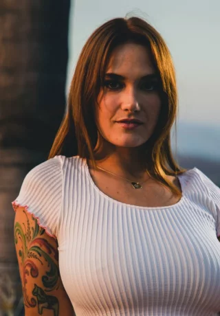 Сексуальная девушка Сири Даль обнажает свои красивые сиськи и сочную попку, раздеваясь - 4