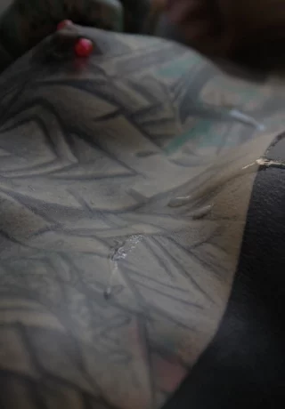 Сильно татуированная девушка Anuskatzz засовывает палец в свою обнаженную киску - 2