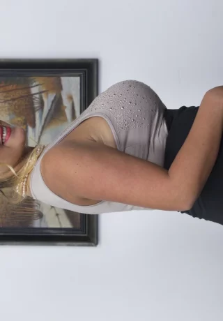 Симпатичная блондинка постарше позволяет мужчине поиграть со своими натуральными сиськами - 4