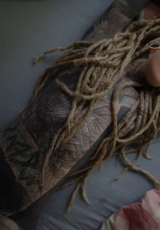 Сильно татуированная девушка Anuskatzz засовывает палец в свою обнаженную киску - 8