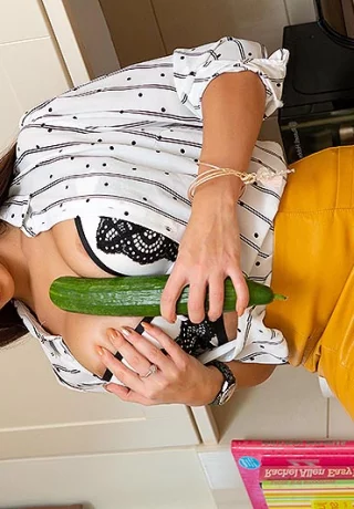 Сексуальная брюнетка Кристал Уэбб ублажает свою киску огурцом на кухне - 2