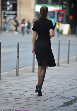 Красивая девушка Тина носит нижнее белье без чашечек и вырезов под деловой одеждой - 2